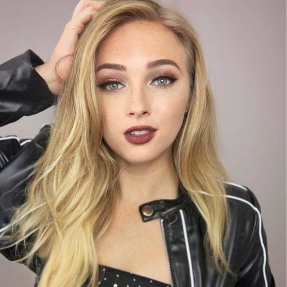 Insert Name Here Light Blonde 20” Remy Human Hair Extensions - Picture 3 of 4